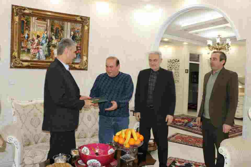  مدیر کل امور مالیاتی استان  با خانواده شهدا دیدار کرد